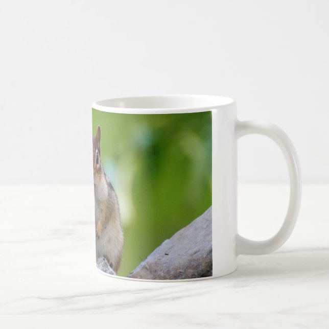 Chipmunk, der auf einem Felsen sitzt Kaffeetasse (Rechts)