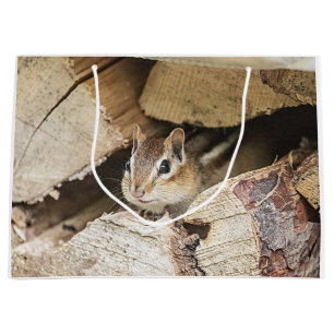Chipmunk in einem Holzstapel Große Geschenktüte