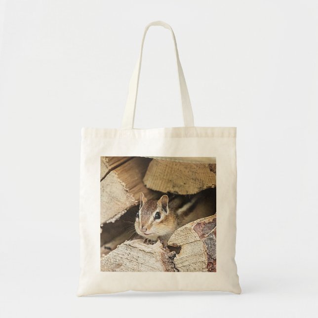 Chipmunk in einem Holzstapel Tragetasche (Vorne)