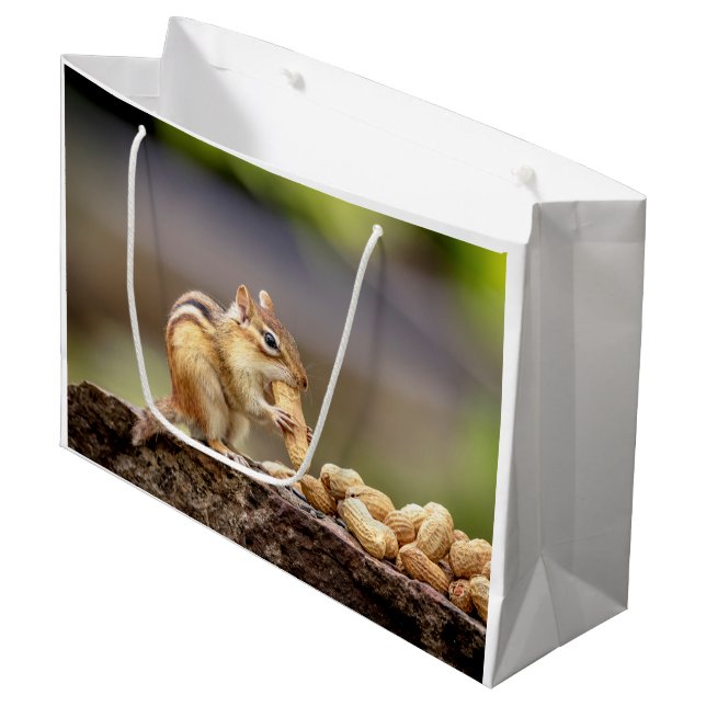 Chipmunk isst Erdnuss Große Geschenktüte (Vorderseite Schrägansicht)