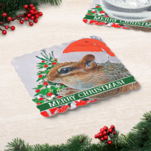 Chipmunk mit Weihnachtshut vor Baum