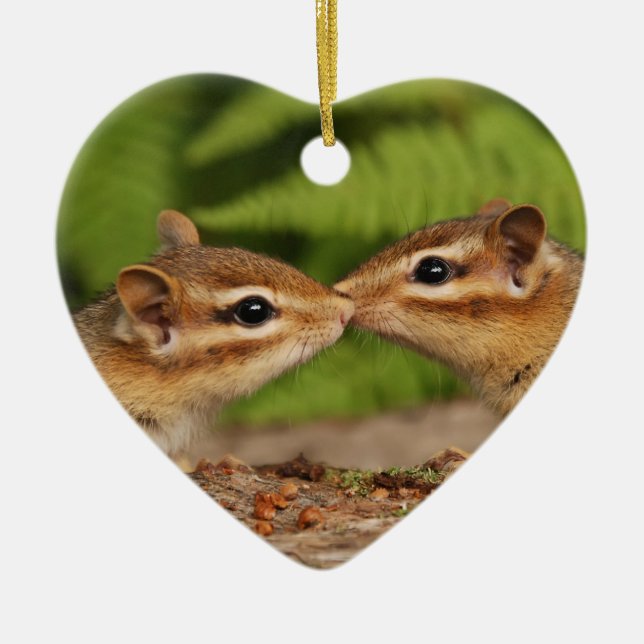 Chipmunks küssen "unser erstes Weihnachts" Keramik Ornament (Vorne)