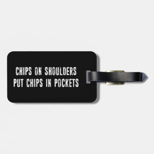 Chips auf Schultern Chips in Taschen stecken Gepäckanhänger