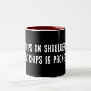 Chips auf Schultern Chips in Taschen stecken Zweifarbige Tasse