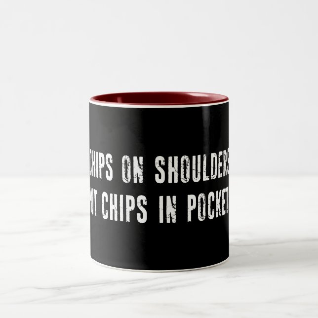 Chips auf Schultern Chips in Taschen stecken Zweifarbige Tasse (Mittel)
