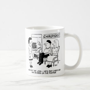 Chiropodist kontrolliert Aktien auf dem Footsie Tasse