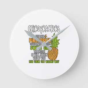 Chiropraktoren sind wie Ananas. Runde Wanduhr