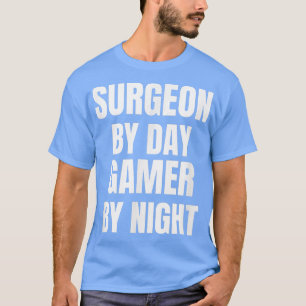 Chirurg bei Tag Gamer bei Nacht T-Shirt