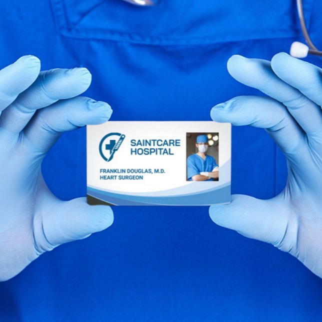 Chirurg in Scrubs | Logo für medizinisches Scalpel Visitenkarte (Von Creator hochgeladen)