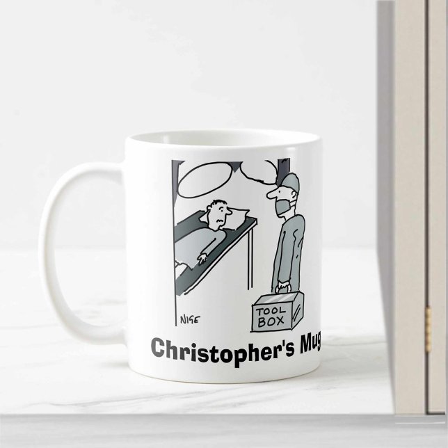 Chirurg mit der Toolbox. Personalisieren mit Name. Kaffeetasse (Von Creator hochgeladen)