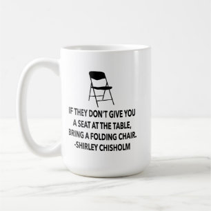 Chisholm-Zitat Platz am Tisch Stuhl GLEICHHEIT JET Kaffeetasse