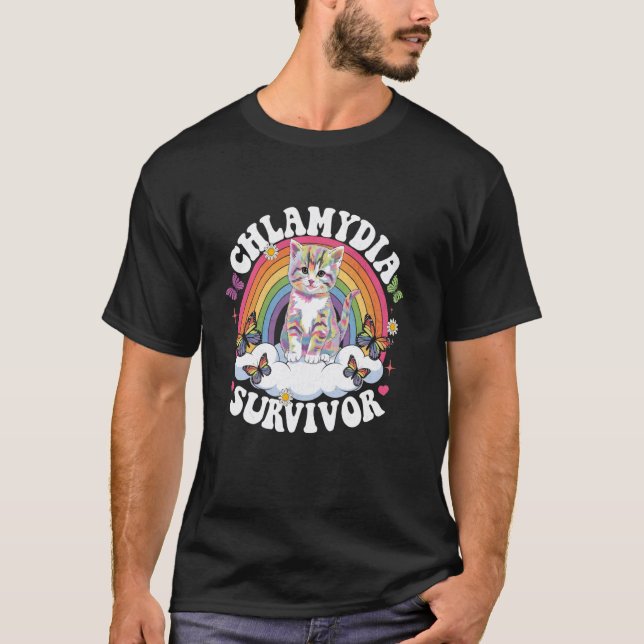 Chlamydia-Überlebender-Katze-Meme-Regenbogen-Männe T-Shirt (Vorderseite)