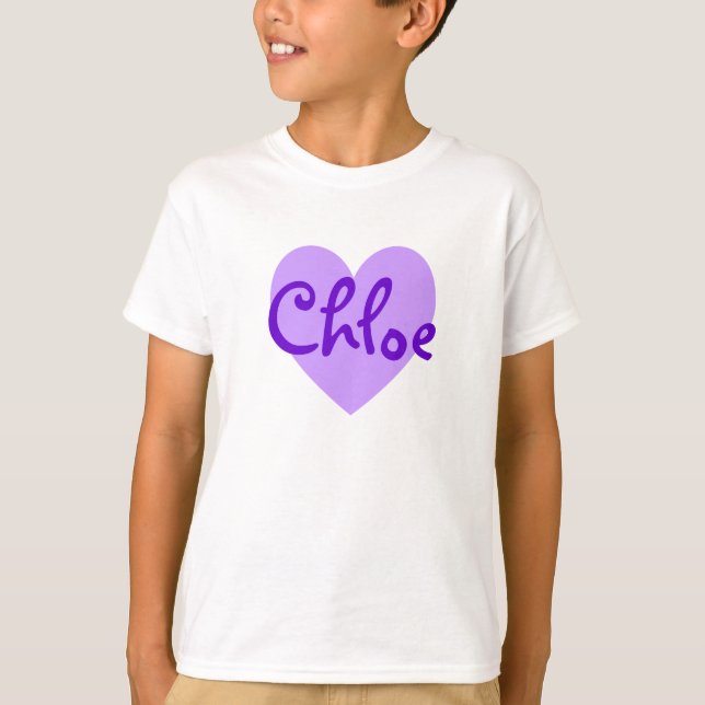 Chloe in Lila T-Shirt (Vorderseite)
