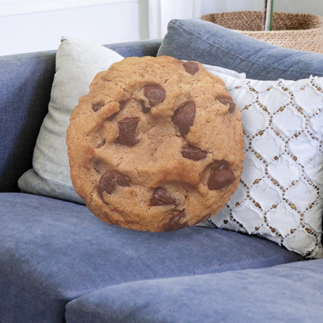 Chocolate Chip Cookie Novelty Rundes Kissen (Novelty fun chocolate chip cookie throw pillow from Ricaso. Round pillow in a cookie food design)