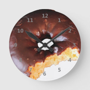Chocolate Frosted Yellow Cake Donut with Bite Out Runde Wanduhr