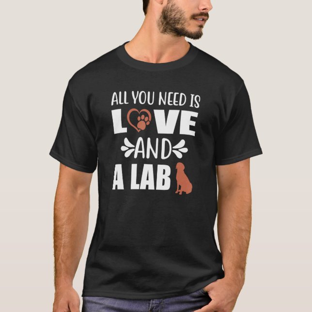 Chocolate Lab All You Need is Love and a Labrador  T-Shirt (Vorderseite)