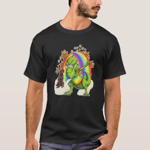 Chocolate-Labrador-Retriever reitet auf einem Rege T-Shirt