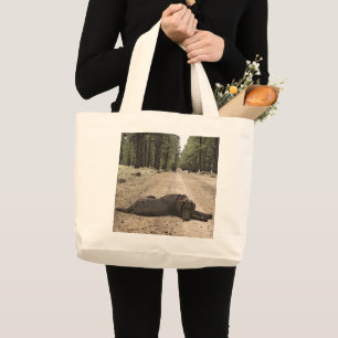 Chocolate-Labrador-Welpe liegt auf einem Waldweg Jumbo Stoffbeutel