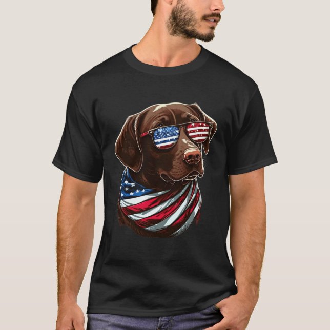 Chocolate Labrador With USA Sunglasses And Flag T-Shirt (Vorderseite)