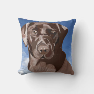 Chocolatebrauner Labrador vor blauem Himmel Kissen