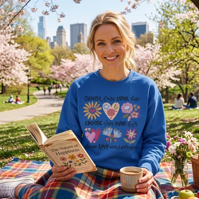 Choose love over hate. Choose love over fear. Sweatshirt (Von Creator hochgeladen)