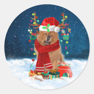 Chow Chow Hund im Schnee mit Weihnachtsgeschenke Runder Aufkleber