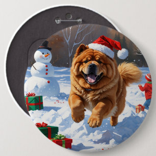 Chow Chow läuft im Schnee mit Weihnachtsmütze Button