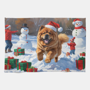 Chow Chow läuft im Schnee mit Weihnachtsmütze Geschirrtuch