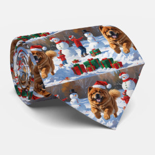 Chow Chow läuft im Schnee mit Weihnachtsmütze Krawatte