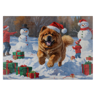 Chow Chow läuft im Schnee mit Weihnachtsmütze Schneidebrett
