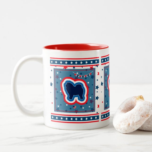 Chow Chow Patriotic rot weiß und blau 4. Juli Zweifarbige Tasse (Mit Donut)