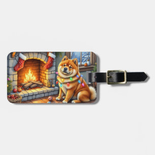 Chow Chow sitzt vor dem Kamin mit Weihnachtslichte Gepäckanhänger