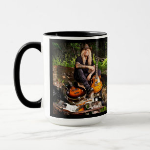 Chris Caffery sitzt mit Gitarren-Tasse Tasse