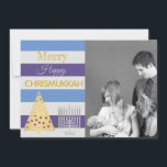 Chrismukkah Foto Silver Gold Farbige Streifen Feiertagskarte<br><div class="desc">Fügen Sie Ihr Foto zu dieser kombinierten Chrismukah-Urlaubskarte in einem modernen Stil mit farbenfrohen blauen, lila und hellgrauen Streifen mit silber und goldenen Akzenten. Frohe Chrismukkah! Ersetzen Sie den Foto-Platzhalter durch ein eigenes Foto für eine personalisierte Karte. Der goldene Weihnachtsbaum und die silberne Hanukkah Menorah Designs mit einem polka dot...</div>