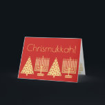 Chrismukkah Gold und Red Holiday hinzufügen Ihr Fo Feiertagskarte<br><div class="desc">Fügen Sie Ihr Lieblings-Foto in das Innere dieser Chrismukka-Urlaubskarte in Rot und Gold. Diese schlichte und elegante Grußkarte eignet sich perfekt für Familien, die Weihnachten und Hanukkah feiern. Meine simulierten goldenen Bilder des Weihnachtsbaumes und der Hanukkah Menorah werden in der Karte wiederholt, zusammen mit zwei Textsegmenten, die Sie anpassen können:...</div>