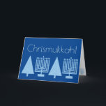 Chrismukkah Light Blue Holiday Fügen Sie Ihr Foto Feiertagskarte<br><div class="desc">Fügen Sie Ihr Lieblings-Foto in das Innere dieser bezaubernden Chrismukkah-Urlaubskarte in Pastellblau auf reich königlich blau. Diese elegante, moderne Grußkarte ist für Mischfamilien konzipiert, die sowohl Hanukkah als auch Weihnachten feiern. Die blass blauen Bilder einer Hanukkah Menorah und eines Weihnachtsbaumes werden in der Karte wiederholt, zusammen mit zwei Abschnitten von...</div>