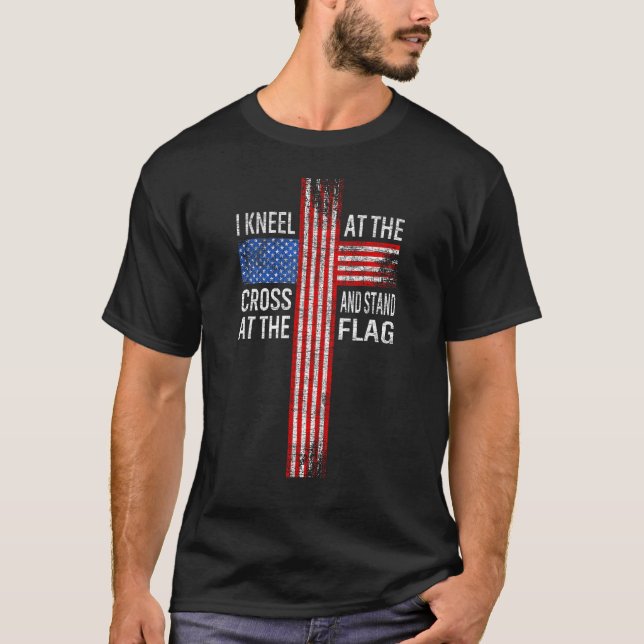 Christ I Kneel at the Cross and Stand at the Flag  T-Shirt (Vorderseite)