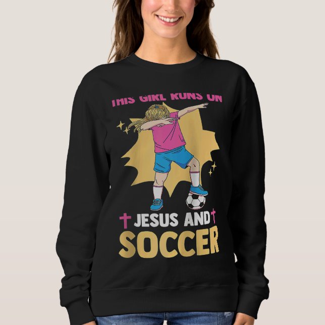 Christian Soccer Player This Girl Runs On Jesus An Sweatshirt (Vorderseite)