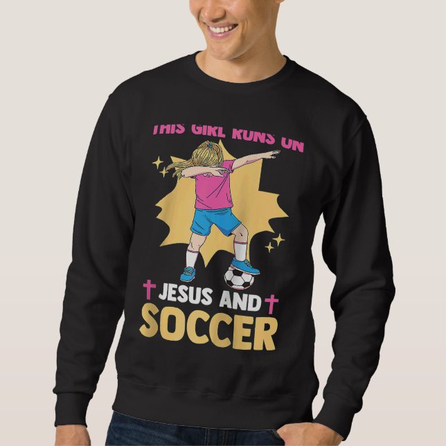 Christian Soccer Player This Girl Runs On Jesus An Sweatshirt (Vorderseite)