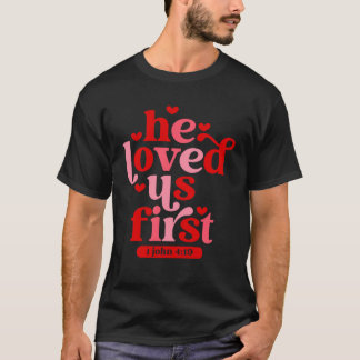 Christlich liebte er uns Erste Bibel Verse Pink Va T-Shirt