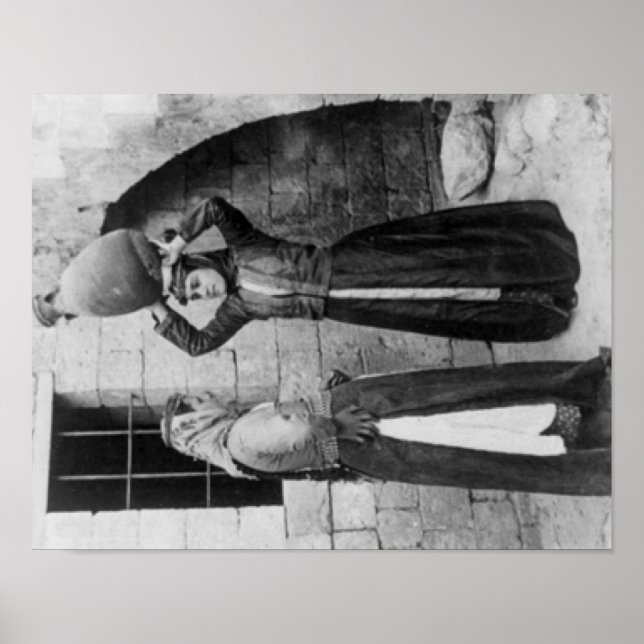 Christliche Mädchen mit Wasserjug in Nazareth Poster (Vorne)