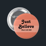 Christlicher Glaube glaubt Bibel Verse Lachs Button<br><div class="desc">Dieser niedliche Knopf enthält Lachs und Orangenstreifen sowie eine Bibelverse aus dem Evangelium der Mark.</div>