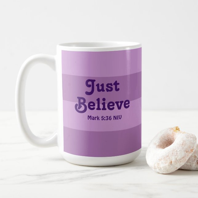 Christlicher Glaube glaubt Bibelverse Lila Kaffeetasse (Mit Donut)
