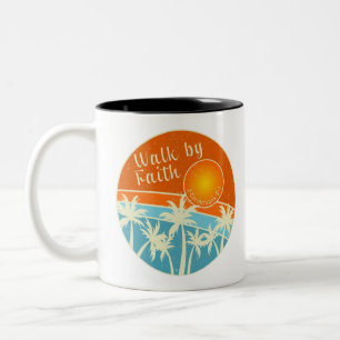 Christliches Design durch Glauben laufen Zweifarbige Tasse