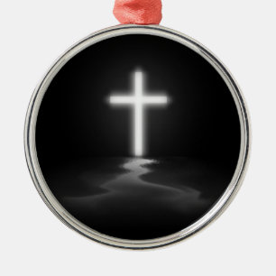 Christliches Kreuz im Nebel Ornament Aus Metall