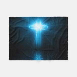 Christliches Kreuz in blauem Licht Fleecedecke