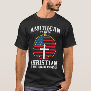 Christliches Kreuz über amerikanischer Flagge Typo T-Shirt