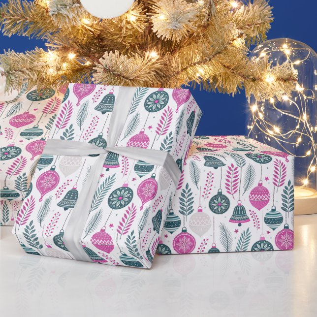 Christmas Baubles Pattern in Pink and Green Geschenkpapier (Feiertage)