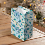 Christmas Beach Sea Turtle Glitzer Sparkor Mittlere Geschenktüte<br><div class="desc">Diese Weihnachtsgeschenktaschen mit dem Thema Küste zeichnen sich durch niedliche türkisblaue Meeresschildkröten auf einem abstrakten Strandhintergrund aus,  mit einer Glitzer-Welle von Imitaten und funkelnd Sternakzenten. Karo in der Kollektion für mehr passende Produkte oder kontaktiere mich über den Zazzle Chat,  wenn du etwas Besonderes brauchst.</div>