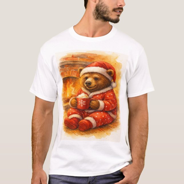 Christmas Bear in Red Pajamas by the Fireplace T-Shirt (Vorderseite)